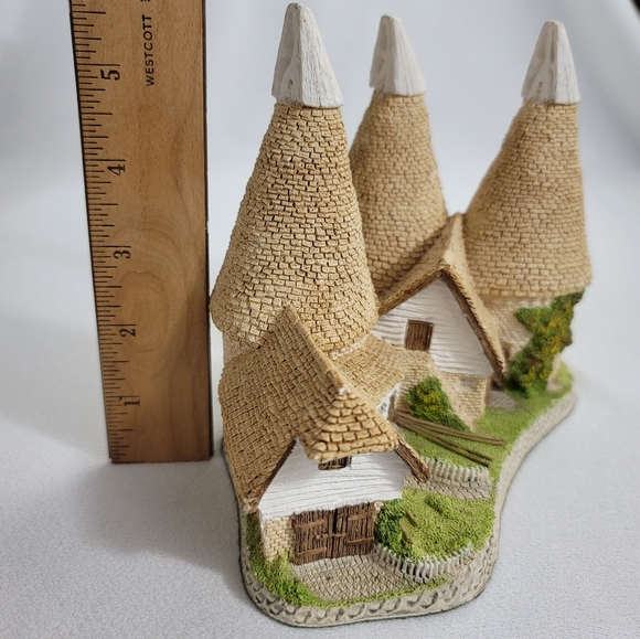 David Winter Cottage - 1981 - Triple Oast - Picture 9 of 14